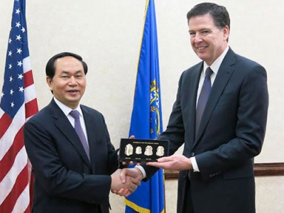 Bộ trưởng Trần Đại Quang và ngài James Comey. 