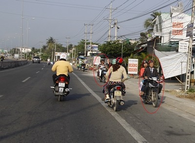 Trên QL1, thường xuyên có người điều khiển môtô ngược chiều. QL1 được phân thành 3 làn xe, trong đó làn trong cùng dành cho xe thô sơ và môtô, gắn máy, làn giữa dành cho ôtô và môtô, làn ngoài cùng dành cho ôtô. Tuy vậy, trên tuyến QL1, gần như làn trong cùng “dành” cho… môtô đi ngược chiều.