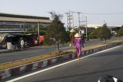 Người dân sống dọc hai bên QL1 thường xuyên trèo qua dải phân cách rồi nhảy xuống làm người điều khiển xe cơ giới bất ngờ không xử lý kịp, đã có trường hợp thương tâm xảy ra. Trong khi đó, tại điểm giao cắt có vạch kẻ đường dành cho người đi bộ, nhưng họ cứ đi theo “tự nhiên” như trên đường làng.