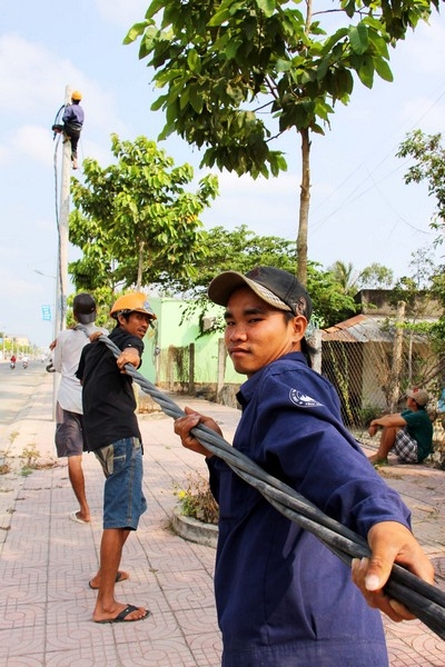 Thi công lưới điện trên tuyến đường Trần Đại Nghĩa (Phường 4- TP Vĩnh Long).