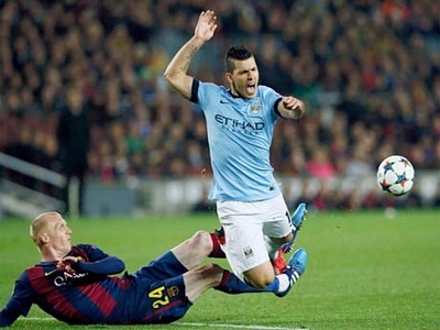 Thất bại của Man City (áo sậm) trước Barca. Ảnh: Reuters