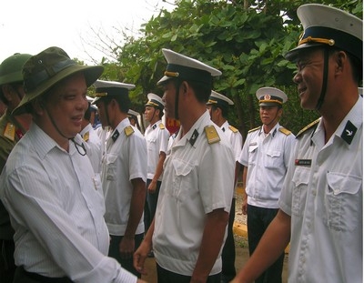 Đoàn công tác tỉnh Vĩnh Long do đồng chí Nguyễn Văn Diệp- nguyên Chủ tịch UBND tỉnh làm trưởng đoàn thăm cán bộ chiến sĩ và nhân dân huyện đảo Trường Sa năm 2008. Ảnh: GIA KHÁNH