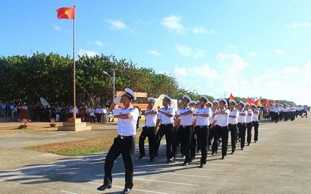 Người dân trên đảo tham gia diễu hành tại lễ mít tinh.