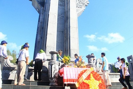 Đoàn đến thắp hương tại Đài Liệt sĩ và Nhà tưởng niệm Bác Hồ.