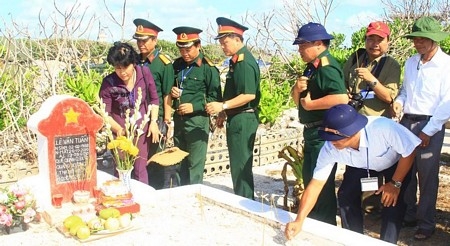 Thắp hương tại mộ liệt sĩ hy sinh trên đảo.