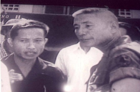 Đồng chí Nguyễn Văn Bá (trái) tiếp nhận sự bàn giao dinh Tỉnh trưởng từ Đại tá Thành.Ảnh do đồng chí Nguyễn Văn Bá cung cấp.