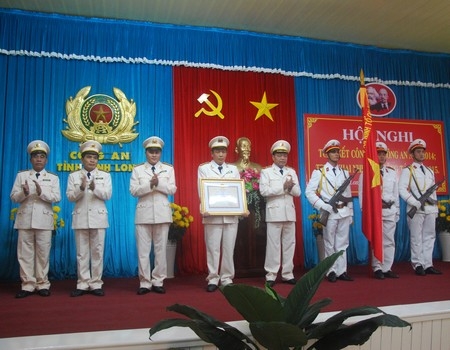 Thiếu tướng Lê Văn Út- Ủy viên Thường vụ Tỉnh ủy, Giám đốc Công an tỉnh thừa ủy quyền Chủ tịch nước trao Huân chương Bảo vệ Tổ quốc hạng ba cho tập thể Phòng An ninh  Kinh tế- Công an tỉnh Vĩnh Long. Ảnh: ÁI BÌNH (TP Vĩnh Long)