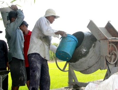 Bà con địa phương góp công sức cùng thanh niên thực hiện các công trình.