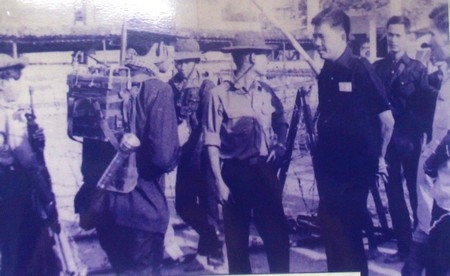 Mùa xuân lịch sử năm 1975, cuộc chiến đấu anh dũng của dân tộc để thống nhất đất nước, non sông liền một dải đã giành thắng lợi. Trong ảnh: Bộ đội Vĩnh Long bắt tên quận trưởng Vũng Liêm. Ảnh: TL (chụp lại)