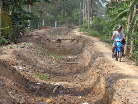 Đường liên ấp Nước Xoáy- Đập Sậy cũng như nhiều tuyến khác chủ yếu được thực hiện từ các nguồn do xã vận động.