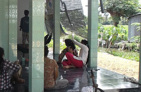 Người thân đến nhà bà Oanh thăm H. và Tr. vừa trở về từ Trung Quốc.