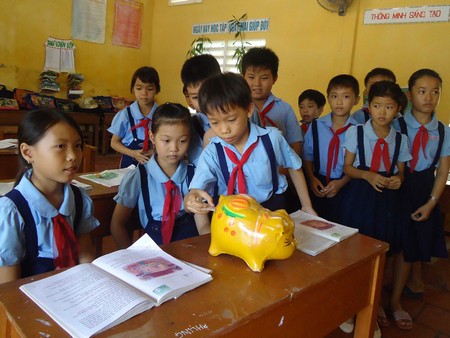 Làm theo lời Bác dạy, thiếu nhi đã tiết kiệm gây quỹ heo đất giúp đỡ bạn bè.
