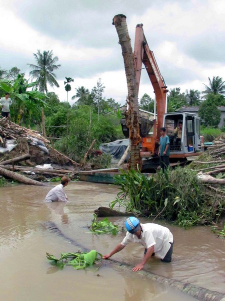 Lũ, triều cường đe dọa nhiều tuyến đê ở huyện Vũng Liêm vào mùa lũ năm 2011.