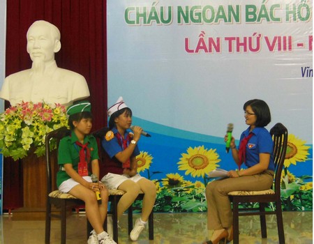 Ánh Tuyết (bên trái) và Ngọc Huyền là 2 gương Cháu ngoan Bác Hồ tiêu biểu tham gia giao lưu tại đại hội. 