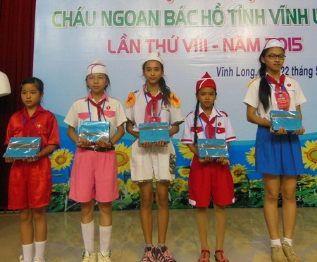 Bành Thị Khánh Mai (giữa) lúc nào cũng chăm ngoan, học giỏi.