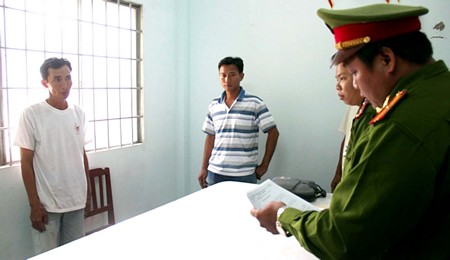 Cơ quan điều tra đọc lệnh bắt tạm giam nghi can Trần Quốc Gia vào sáng 27/5.