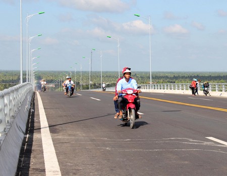 Cầu Cổ Chiên nối đôi bờ sông ngút ngàn dừa xanh mướt.