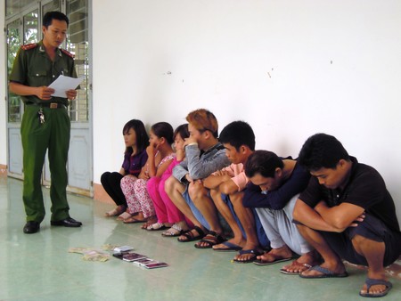 Các đối tượng tham gia đánh bạc trước cổng đình Tân Giai bị bắt quả tang.