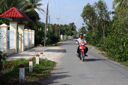 Xã Hòa Bình ngày càng khởi sắc, giao thông nông thôn ngày một thuận tiện, nhiều nhà cửa khang trang, cổng rào kiên cố được xây dựng...