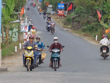 Nông thôn mới phát triển nhanh nhờ những công trình giao thông huyết mạch được đầu tư mở rộng.