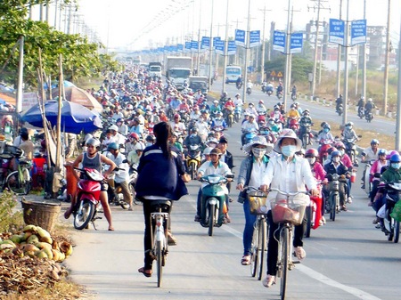 Hàng ngàn công nhân Khu công nghiệp Hòa Phú trong giờ tan ca.