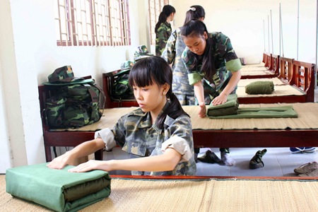 Vượt qua những bỡ ngỡ ban đầu, các “chiến sĩ nhí” đã biết tự chăm sóc bản thân và biết gấp chăn màn “vuông như viên gạch”.