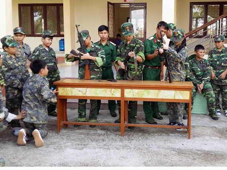 Lần đầu tiên học tháo lắp súng, các em rất hào hứng vì thấy mình giống như chiến sĩ thực thụ.