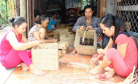 Nhờ tham gia các lớp dạy nghề, được giao hàng tại nhà mà chị em phụ nữ có thêm thu nhập ổn định.