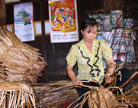 Chị Ngô Thị Hiểu- Chi hội trưởng Chi hội LHPN ấp An Hòa luôn chí thú làm ăn và hết lòng giúp đỡ các chị em phát triển kinh tế.