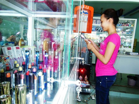 Giữa rừng mỹ phẩm, người tiêu dùng còn rất hoang mang khi không biết loại nào bị thu hồi, loại nào không.