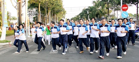Lãnh đạo tỉnh Vĩnh Long hưởng ứng Ngày chạy Olympic năm 2015.