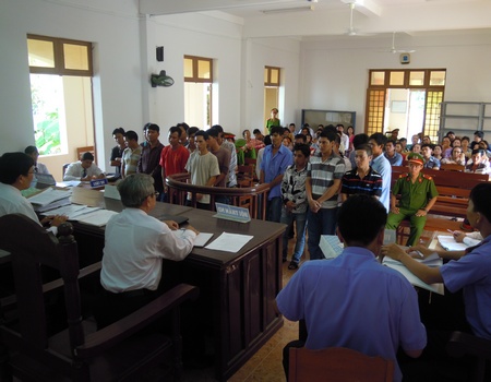 Các đối tượng đá gà ăn thua bằng tiền phải ra tòa.