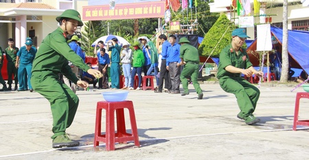 Thanh niên và tân binh hào hứng tham gia các trò chơi.