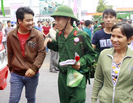 Tân binh háo hức lên đường nhập ngũ, đem sức trẻ bảo vệ Tổ quốc.