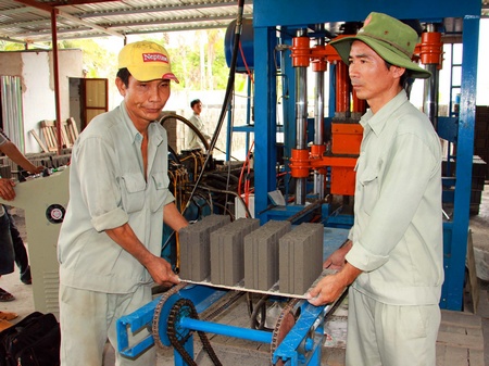 Đầu tư công nghệ hiện đại, khẳng định chất lượng, uy tín góp phần tạo chỗ đứng cho sản phẩm gạch không nung. 