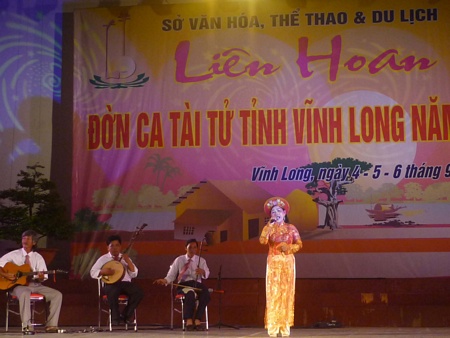 Tiết mục tham gia Liên hoan ĐCTT của đơn vị TX Bình Minh.Ảnh: HỮU THOẠI (TP Vĩnh Long)