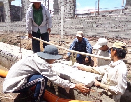 Tại xã điểm, ấp điểm người dân phấn khởi, tích cực tham gia phong trào thi đua “Chung sức xây dựng NTM”.