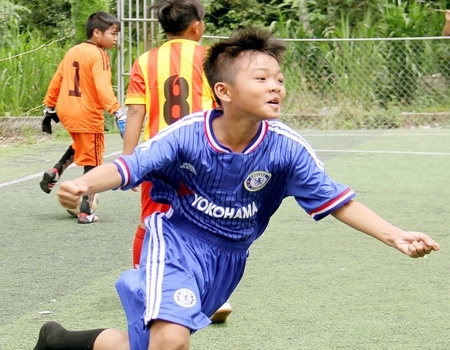 Vua phá lưới Trần Minh Hưng (Trường TH Thành Lợi B) trong niềm vui chiến thắng.