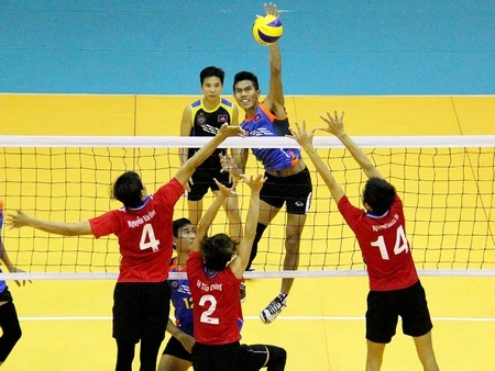 Pha chắn bóng của đội XSKT Vĩnh Long trong trận thắng trước Campuchia 3-2.