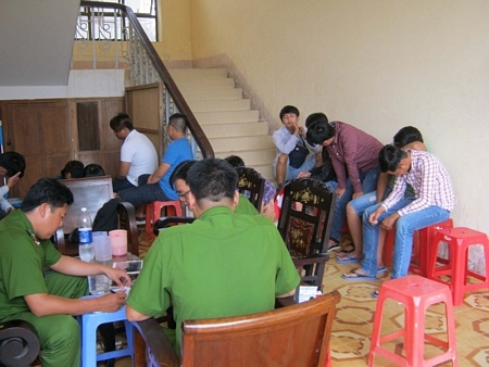 Công an TP Vĩnh Long làm việc với các đối tượng đua xe trái phép rạng sáng 1/9/2015
