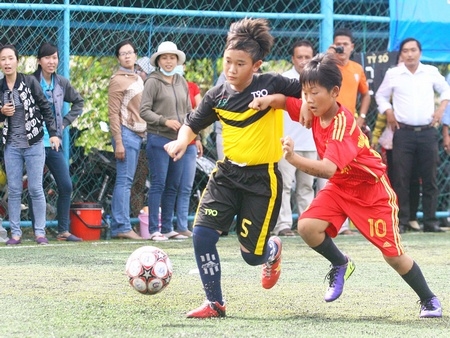 Bóng đá học đường ở khối trường tiểu học trên địa bàn TP Vĩnh Long luôn diễn ra sôi nổi, hấp dẫn.