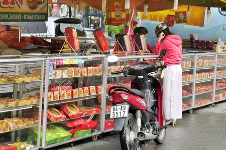 Còn khoảng 10 ngày mới đến Trung Thu, nên sức mua bánh chưa mạnh lắm.