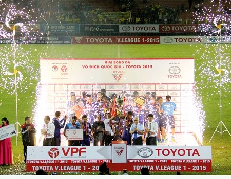 Trên 500 CĐV đến từ đất Thủ để chung vui với đội bóng nhà B. Bình Dương.
