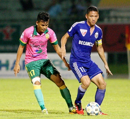  Anh Đức (bên phải) tạo dấu ấn với 2 bàn thắng trong trận thắng Đồng Tháp 4-2.