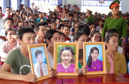 Gia đình đem theo di ảnh 3 bị hại đến phiên tòa và yêu cầu tòa xử nặng nhất đối với bị cáo Gia.