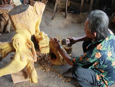 Với sự ra đời của hàng loạt công nghệ điêu khắc có sự hỗ trợ của máy móc, các tác phẩm nghệ thuật làm thủ công càng trở nên hiếm hoi.