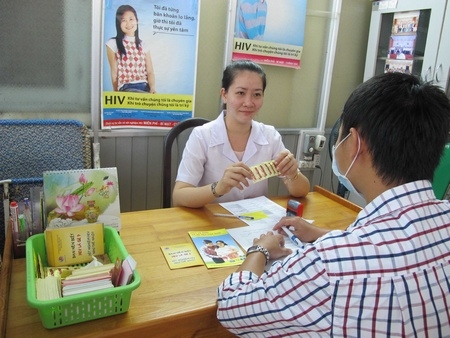 Sớm tiếp cận với các chương trình tư vấn chăm sóc và điều trị sẽ giảm tỷ lệ tử vong vì AIDS.