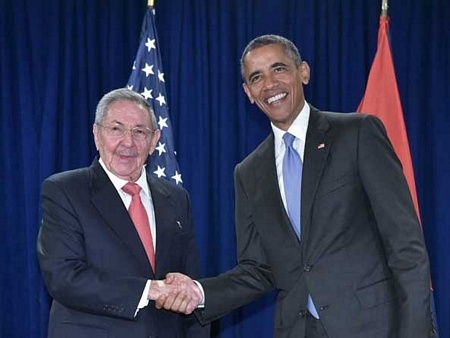 Chủ tịch Cuba Raul Castro gặp Tổng thống Mỹ Barack Obama, ngày 29/9 bên lề Đại hội đồng Liên hợp quốc khóa 70. (Nguồn: AFP)