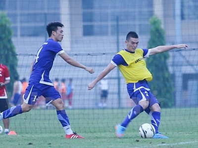 Đặng Văn Robert (áo vàng) lên tuyển lần đầu tiên nhờ huấn luyện viên Toshiya Miura. (Ảnh: Minh Chiến/Vietnam+)
