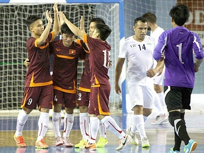 Niềm vui chiến thắng của đội tuyển futsal Việt Nam (áo sậm) trên đất Tây Ban Nha. Ảnh: BM
